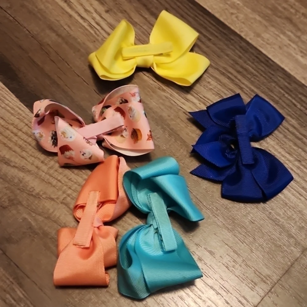 HAIRBOWS 22 Little Girls' Clip Hairbows. Several Have Ouchless Covered Clip.